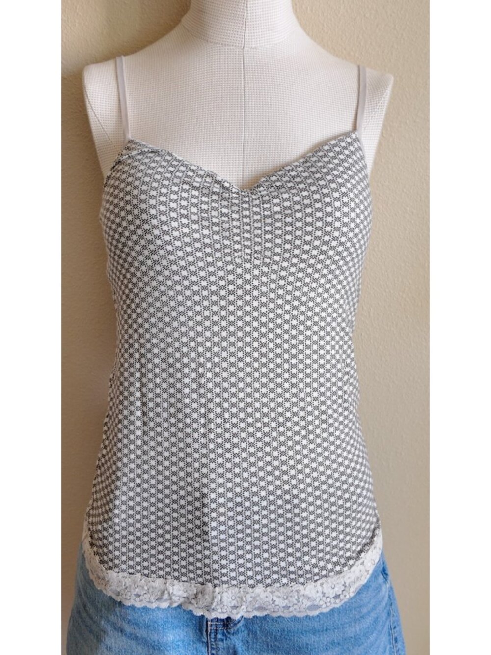 Y2K lei lace trim cami top size medium READ